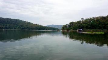 un' pesca villaggio dove persone vivere e vivere su zattera case galleggiante di il fiume. è un' semplice modo di vita. nel il mezzo di bellissimo natura. morbido e selettivo messa a fuoco. foto