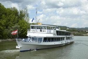 wachau valle Danubio fiume traghetto nave foto