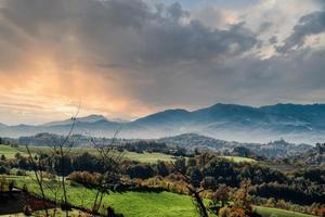 autunno paesaggi di il piemontese langhe con suo colori e colline vicino alba, nel il Provincia di cuneo foto