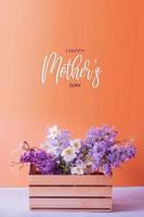 contento madri giorno saluto carta con lilla e anemoni fiore mazzo nel di legno scatola foto
