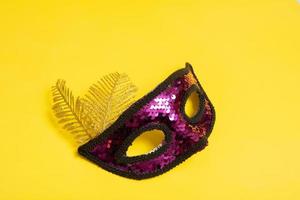 festivo viso maschera per carnevale o masquerade celebrazione su colorato sfondo foto