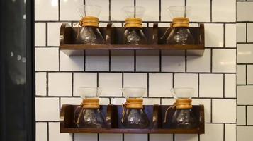 cucina mensola decorazione pieno di bicchiere vaso contenitore come interno idea a il caffè negozio, casa cucina, o pubblico ristorante. foto