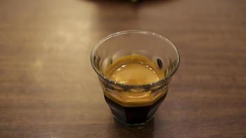 caffè espresso caffè nel un' piccolo bicchiere a il tavolo. foto