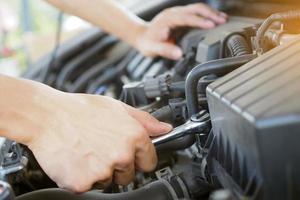 il auto meccanico è Lavorando nel il auto box auto. foto