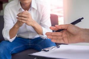 il Immagine si concentra su il dello psichiatra mano. il appunti record il malattia. è guarigione il menti di maschio pazienti Consulenza per mentale malattia foto