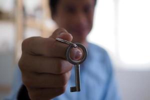 casa i saldi agenti siamo dando casa chiavi. affitto un' Casa, acquistare e vendere concetto foto