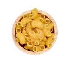 crudo maccheroni pasta con di legno ciotola isolato su bianca sfondo foto