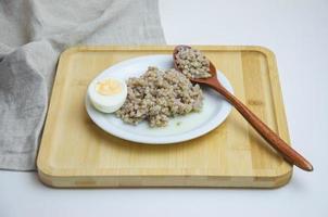 bollito verde grano saraceno su un' piatto con un' bollito uovo, salutare già pronto cibo foto