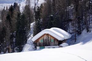 legna cabina capanna nel il inverno neve sfondo foto