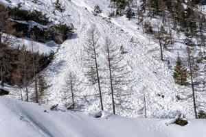 valanga neve diapositiva nel dolomiti montagne foto