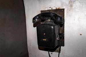 vecchio manovella telefono ii mondo guerra dentro bunker foto