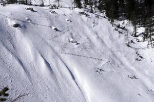 valanga neve diapositiva nel dolomiti montagne foto