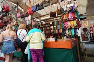 Firenze, Italia - settembre 1 2018 - persone acquisto a vecchio città pelle mercato foto