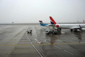 Parigi, Francia - marzo 19 2018 - Parigi aeroporto coperto di neve foto