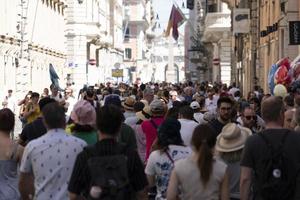 Roma, Italia - giugno 16 2019 - attraverso del corso affollato di turista foto