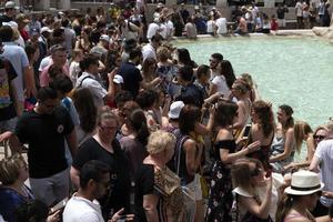 Roma, Italia - giugno 15 2019 - turista assunzione autoscatto a fontana di trevi Fontana foto