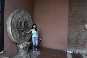 Roma, Italia - giugno 15 2019 - turista analisi il bocca di verità maschera foto