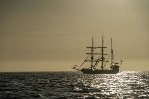 pirata nave silhouette a tramonto foto