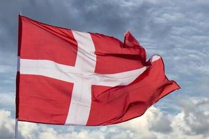 bianca attraversare su rosso danese agitando bandiera foto