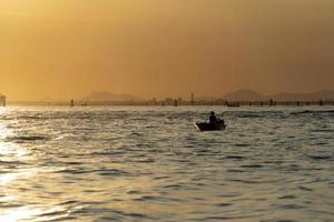 tramonto nel Venezia laguna chioggia porto a partire dal un' barca foto