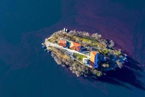 sanguinato lago isola rosso alghe aereo Visualizza panorama nel inverno foto