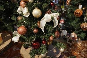 Natale albero decorazioni a strada mercato foto