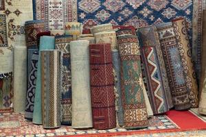 persiano tappeto vecchio antico Vintage ▾ nel bazar negozio mercato foto