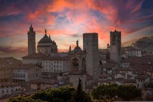 bergamo Alta orizzonte a tramonto foto