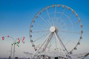 Ferris ruota contro il cielo foto