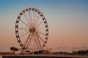 Ferris ruota su il tramonto cielo foto