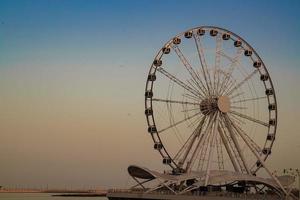 Ferris ruota su il tramonto cielo foto