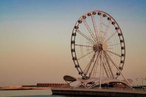 Ferris ruota su il tramonto cielo foto