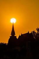 silhouette di wat tempio bellissimo tempio nel il storico parco Tailandia foto