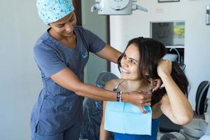 bellissimo giovane donna nel dentista ufficio. foto