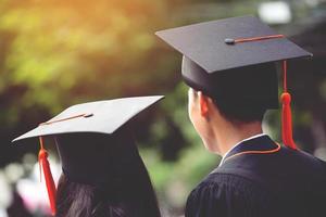 didietro la laurea cappelli durante avvio successo laureati di il Università, concetto formazione scolastica congratulazioni. la laurea cerimonia , congratulato il laureati nel Università durante inizio. foto