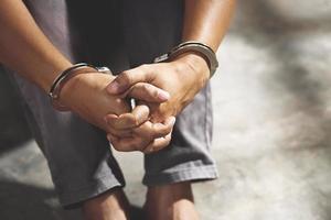 mani di uomini disperato per catturare il ferro prigione, prigioniero concetto, Tailandia persone foto