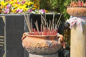 argilla pentole con molti incenso bastoni per culto il Budda foto