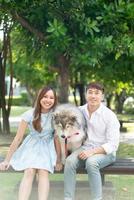 coppia asiatica ama con il cane foto