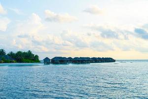 isola delle maldive con l'oceano foto