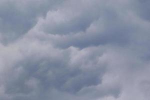 tempestoso tempo metereologico e buio nuvole foto