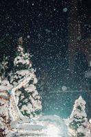 neve arriva a partire dal il cielo su Natale notte e docce il Natale alberi foto
