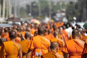 un' gruppo di monaco su pellegrinaggio camminare su il strada a mezzogiorno volta, Tailandia. foto