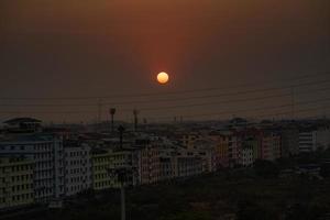 il tramonto ambiente a navanakorn la zona edificio a partire dal uccello occhio Visualizza, fuco Visualizza con il elettrico cavo e PM2.5 crepuscolo tutti intorno a. foto