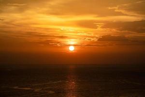 tramonto su il mare e attraverso il nuvole Sopra. tranquillo paesaggio marino con il horizonal orizzonte. foto