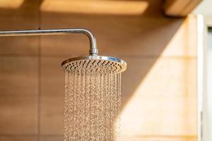 all'aperto doccia testa per il bagno e fare la doccia freddo acqua per corpo prima salto nel il ricorrere piscina. foto