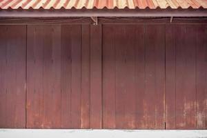 classico fondale legna parete e porta nel davanti di Tailandia Vintage ▾ tradizionale costruzione. foto