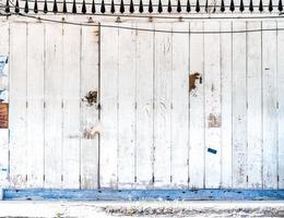vecchio bianca e blu legna parete su piede sentiero di Asia Vintage ▾ edificio per sfondo. foto