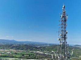 comunicazione grande antenna su blu cielo foto