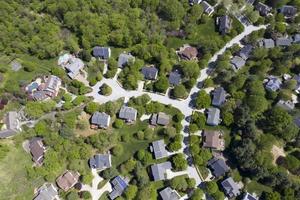 superiore mezzo classe americano Quartiere con curvatura strada nel Maryland foto