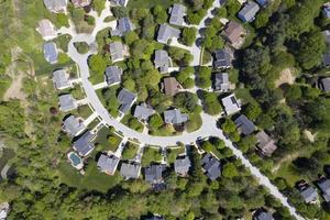 superiore mezzo classe americano Quartiere con curvatura strada nel Maryland foto